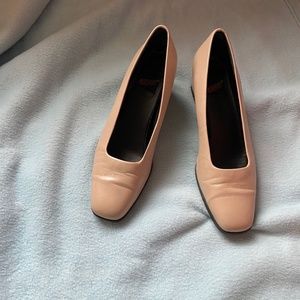 Women’s cream leather pumps Size 8 Aerosole Brand